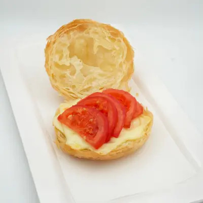 Domatesli Kaşarlı Boyoz