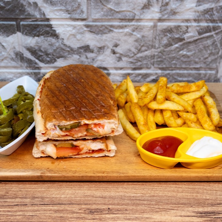 Beyaz Peynirli Domatesli Tost