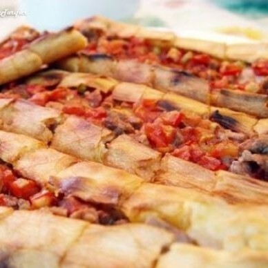 Kaşarlı Domatesli Pide