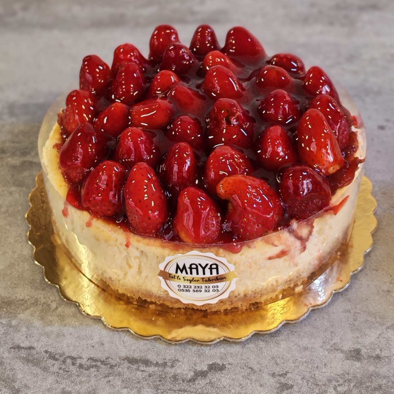 Çilekli Fırın Cheesecake (8 Kişilik)