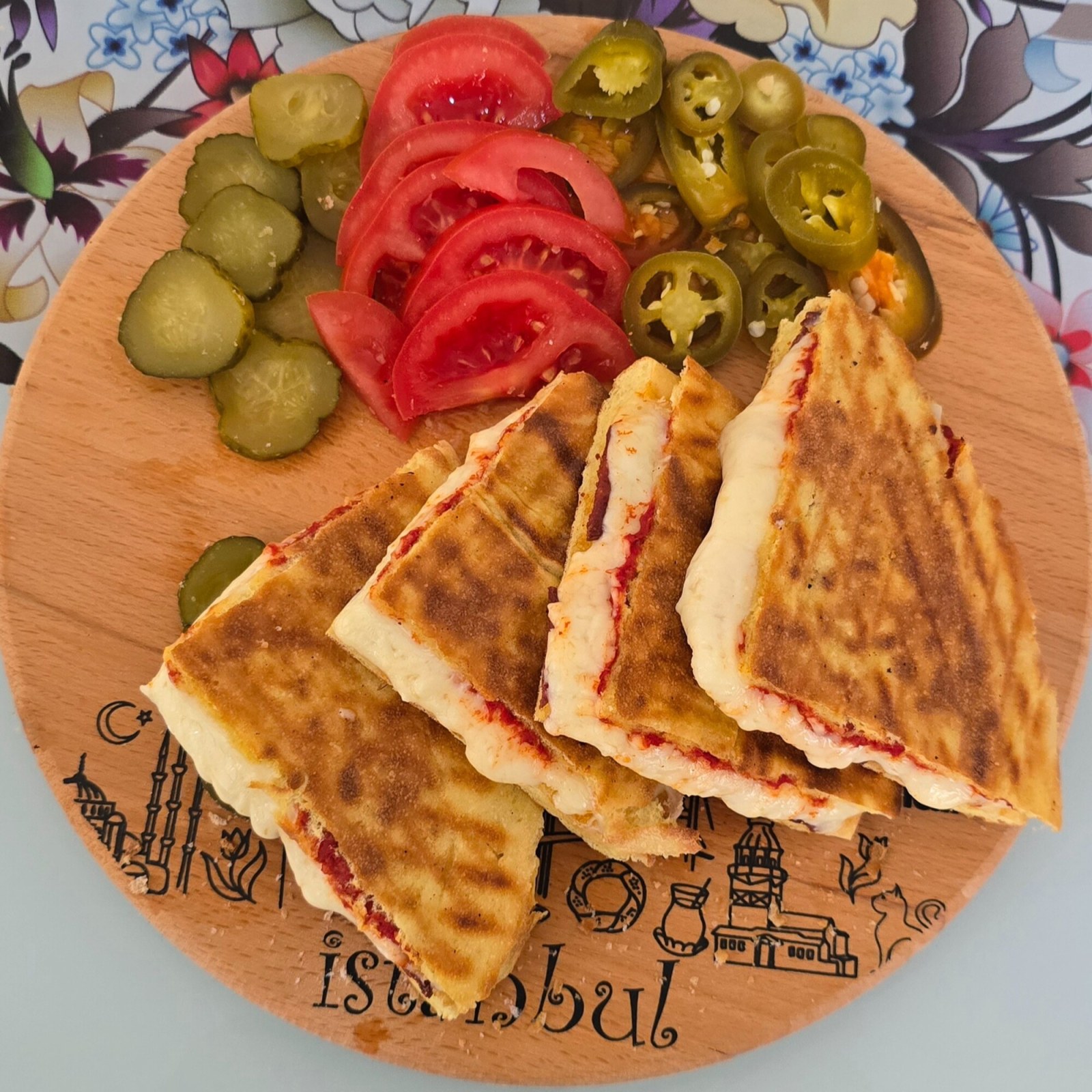 Kaşarlı Bazlamalı Tost (200 Ml ) Ayran İkram