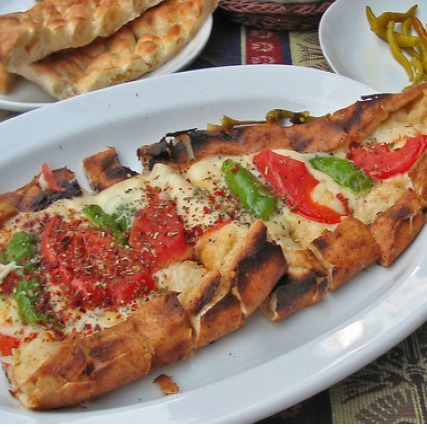 Beyaz Peynirli Domatesli Pide