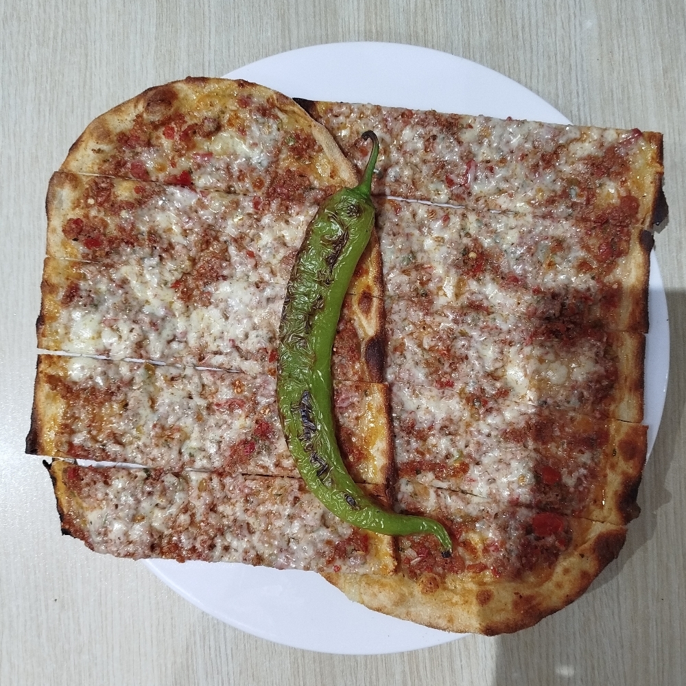 Kıymalı Kaşarlı Pide