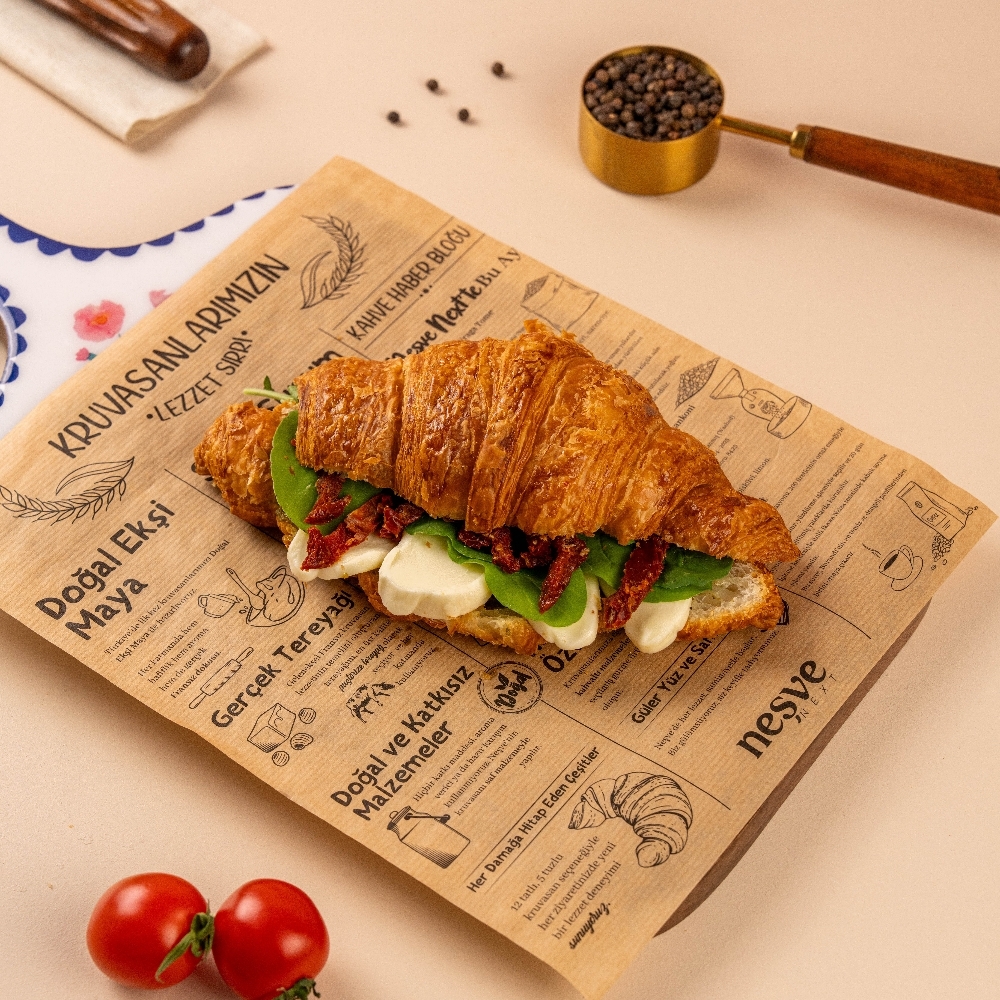 Mozzarella & Pesto Kruvasan Sandviç
