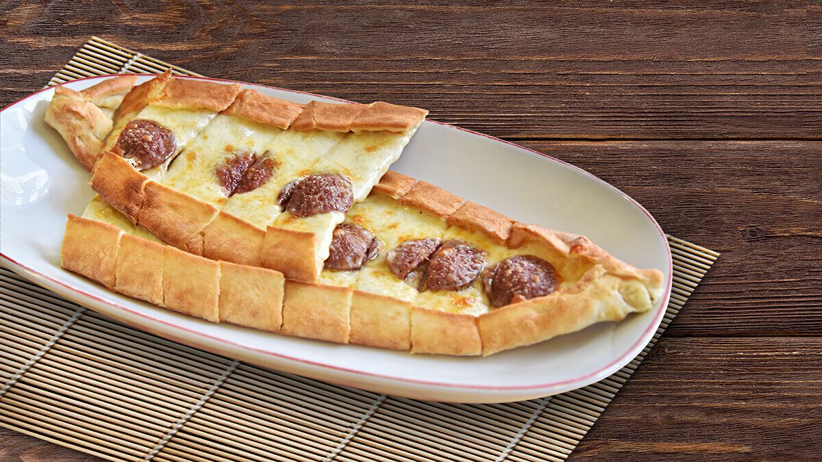 Kaşarlı Sucuklu Pide