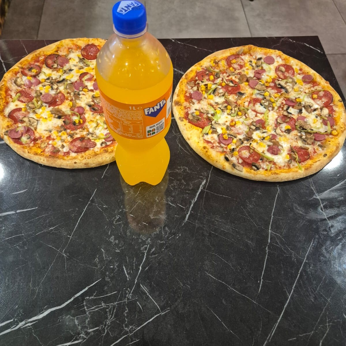 1 Büyük Boy (Tam Karışık Pizza) + 1 Orta Boy (Sucuksever Pizza)+ 1l Fanta