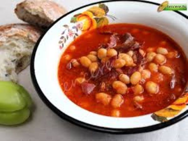 Güveçte Pastırmalı Kuru Fasulye