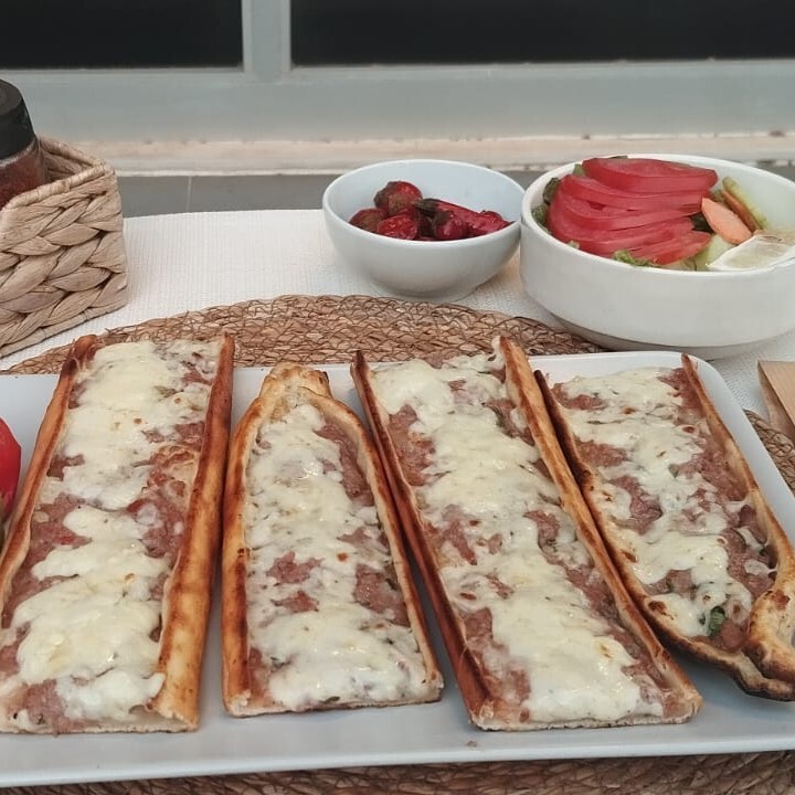 Kıymalı Kaşarlı Pide