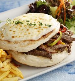Bazlama Ekmeğinde Biftekli Sandviç