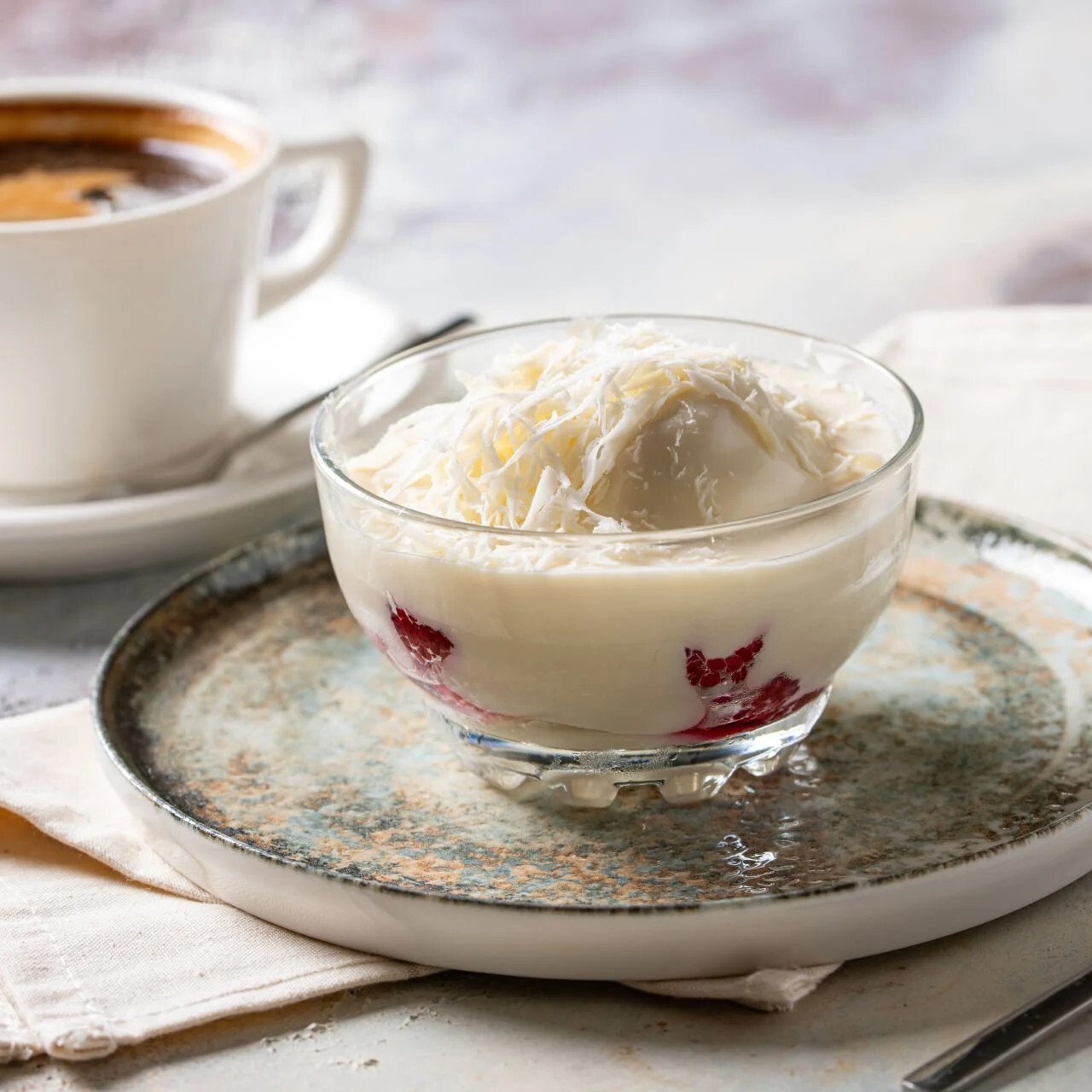 Beyaz Çikolatalı Frambuazlı Profiterol