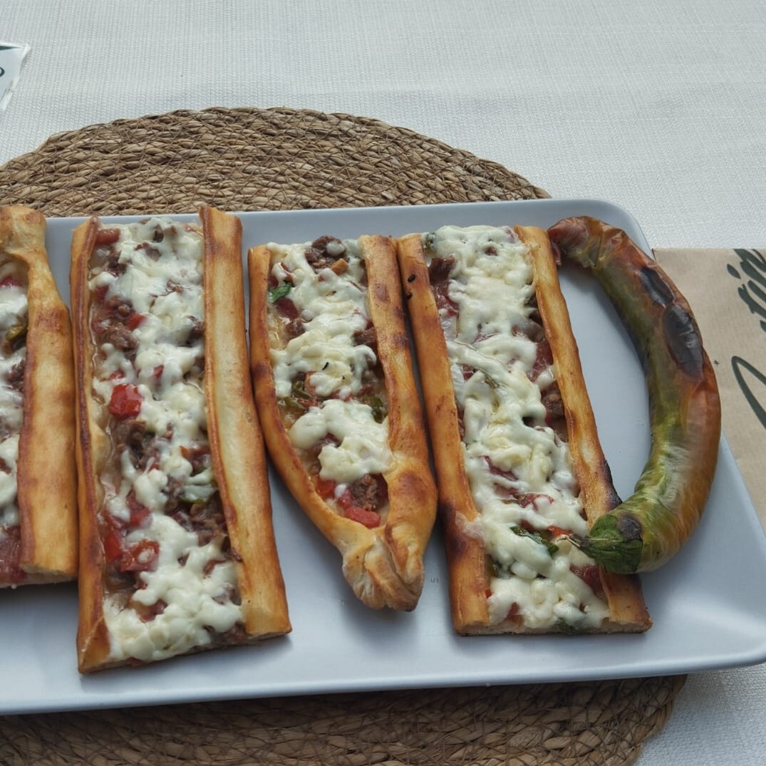 Kuşbaşılı Kaşarlı Pide