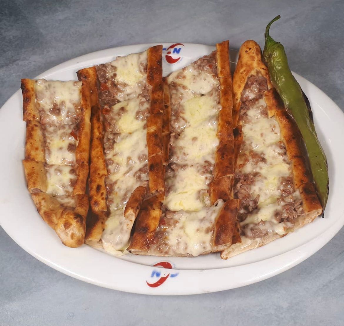 Kuşbaşılı Kaşarlı Pide
