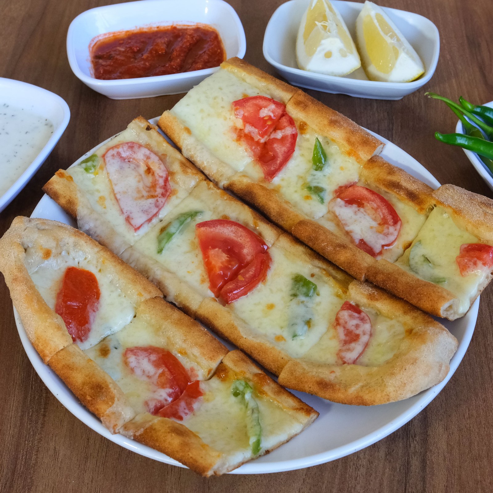 Kaşarlı Sebzeli Pide