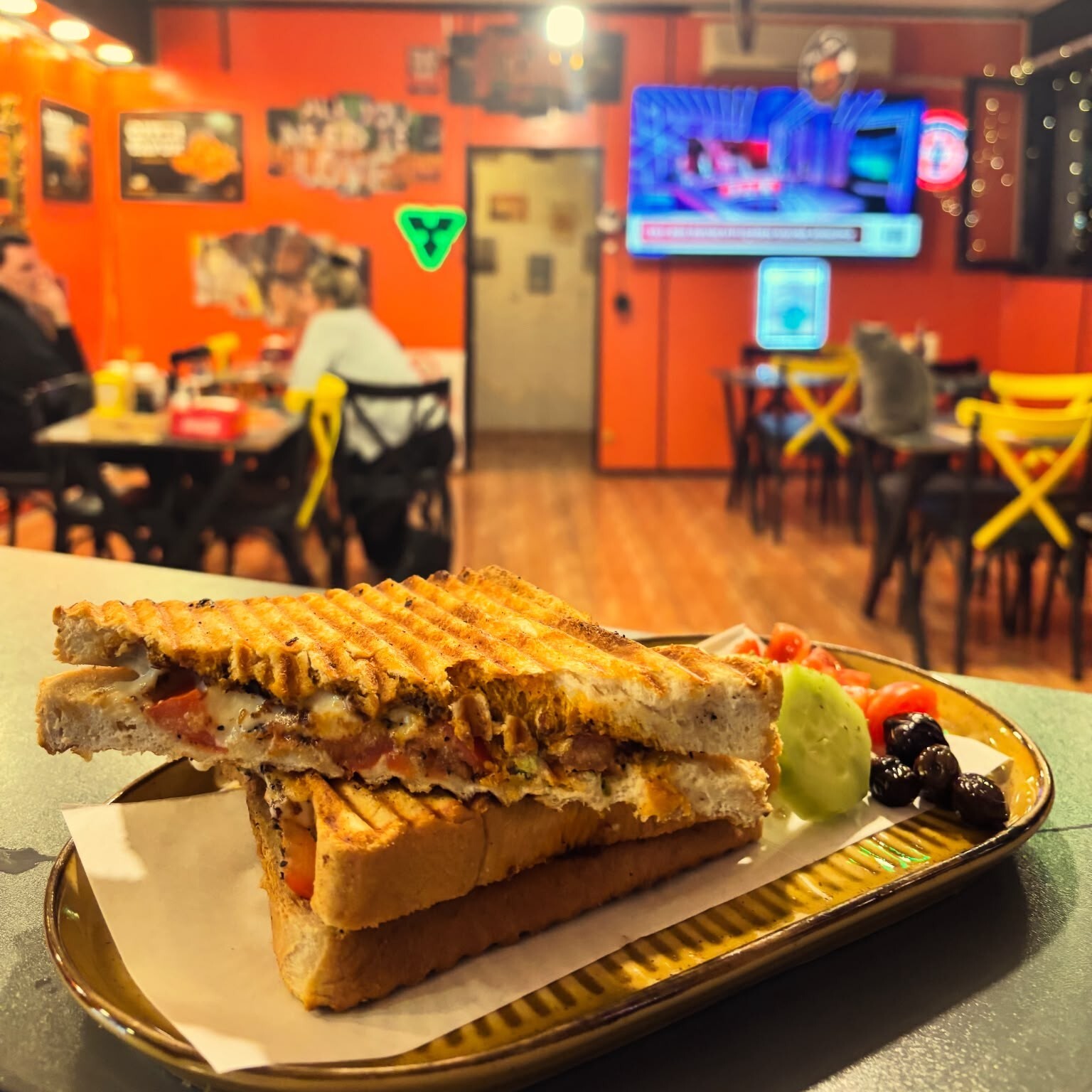 Kaşarlı Sucuklu Tost /Domates, Salatalık, Zeytin ile