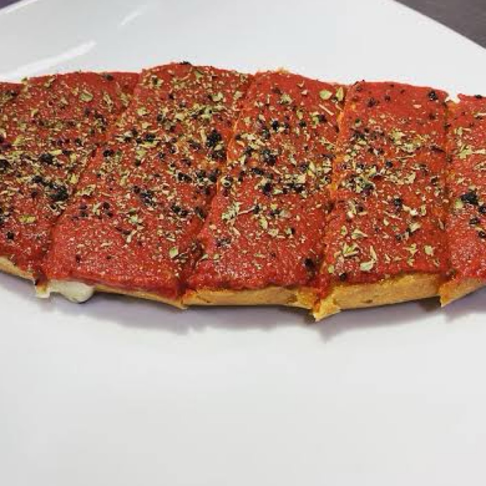 Ayvalık ekmeğine Biga tostu karışık (salçalı)