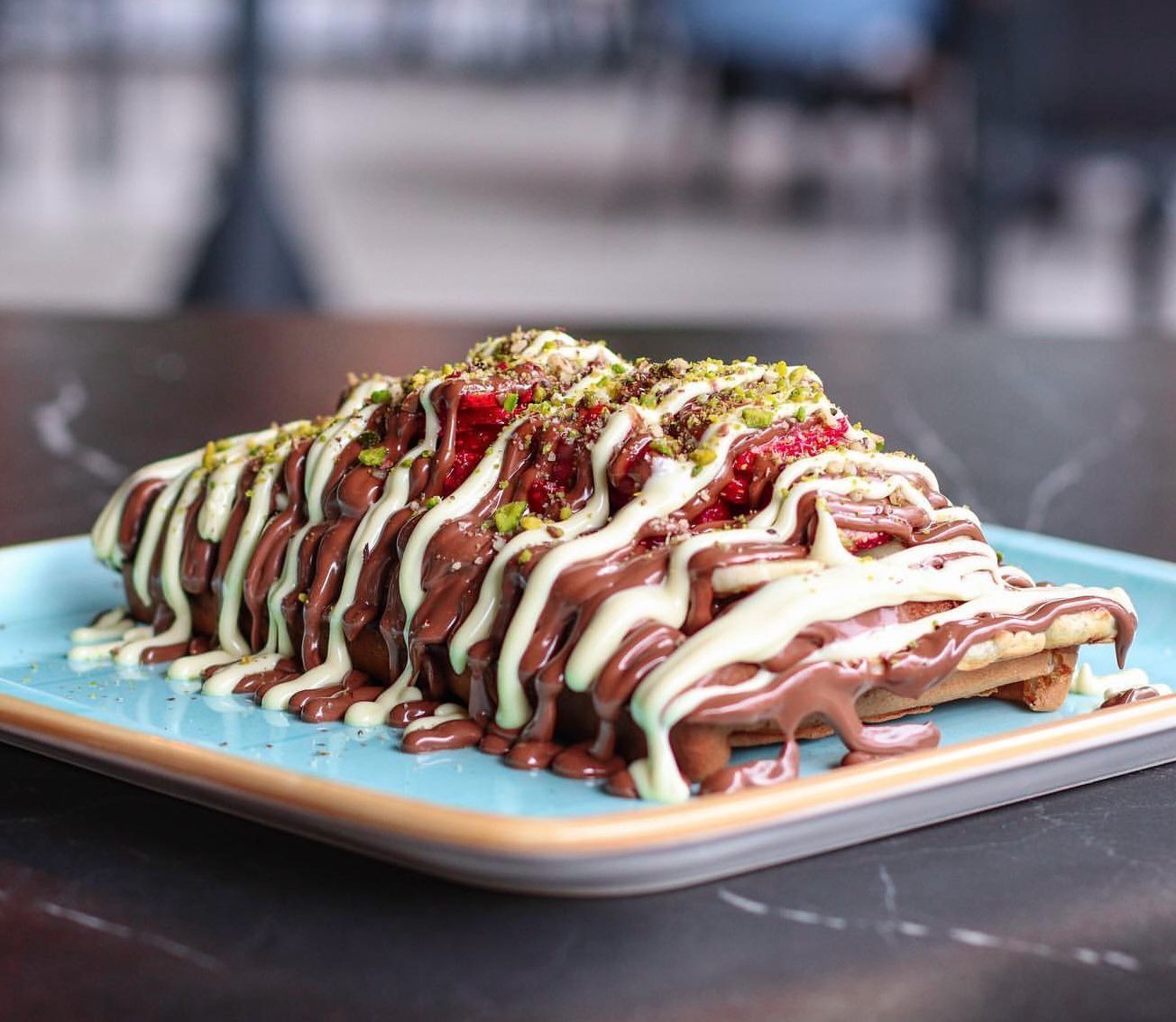 Beyaz Ve Sütlü Çikolatalı Çilekli Waffle