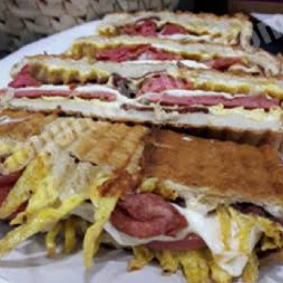 Atom Tost Kaşar - Sucuk - Patates - Kavurma - Salam - Turşu