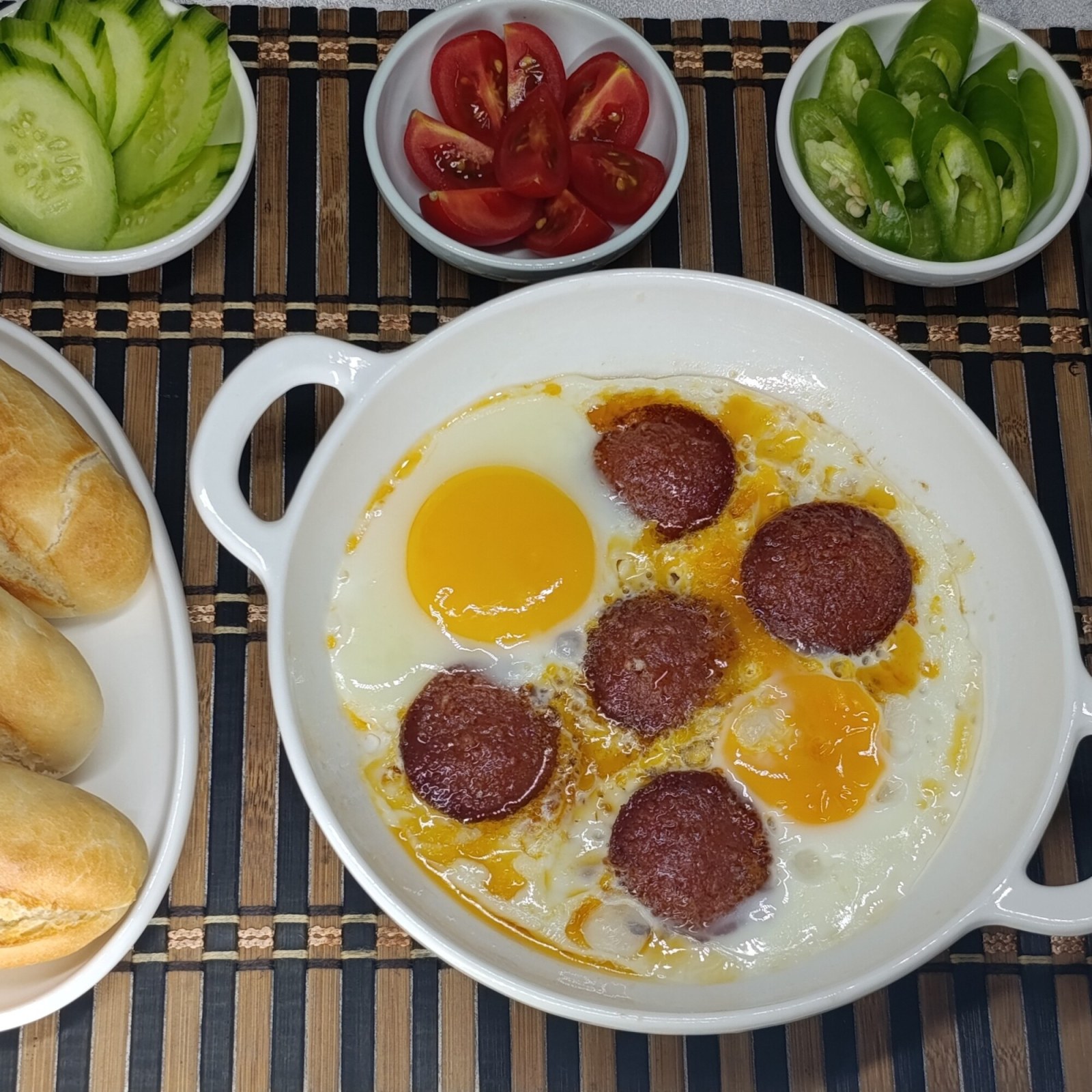 Sahanda Sucuklu Yumurta