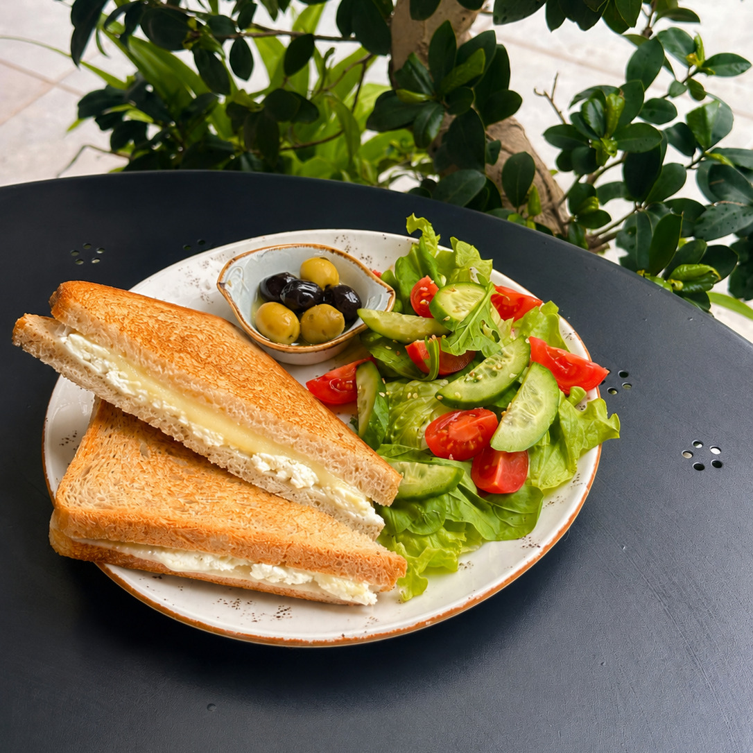 Ekşi Mayalı Üç Peynirli Tost