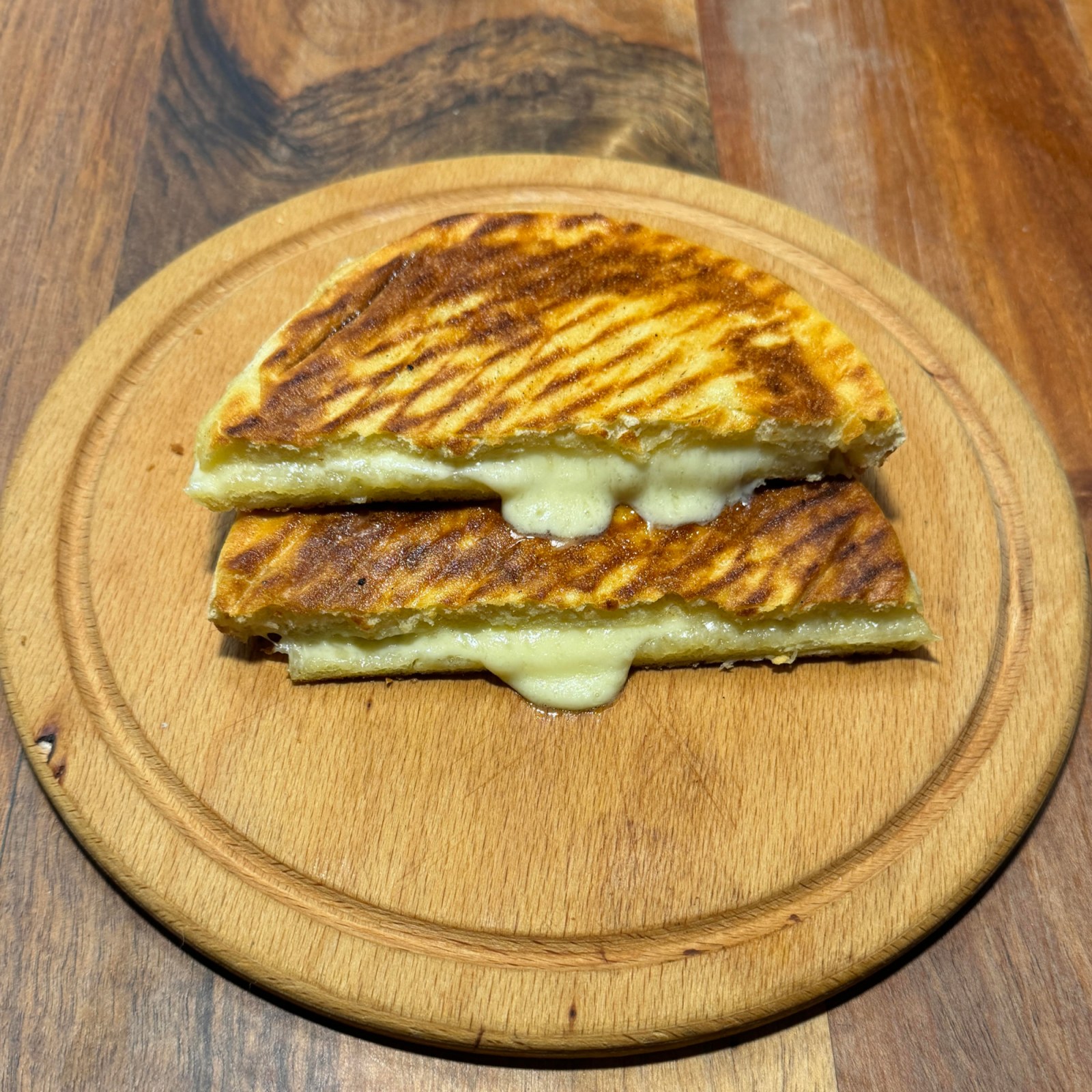 Bazlama Ekmeğine Kaşarlı Tost