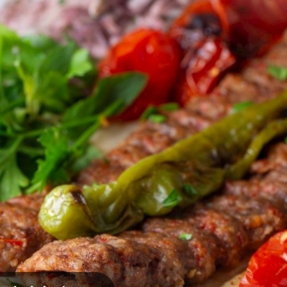 3 Porsiyon Adana Yanında Pişmiş Domates Salatası Biberi ve Bulgur Pilavı ve 1 Litre Pepsi