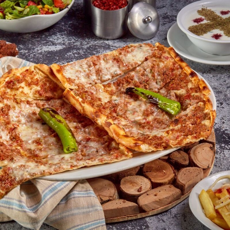 Kıymalı Kaşarlı Pide