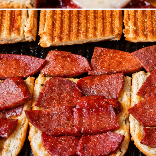 Yarim Tava Ekmeğine Sucuklu Tost