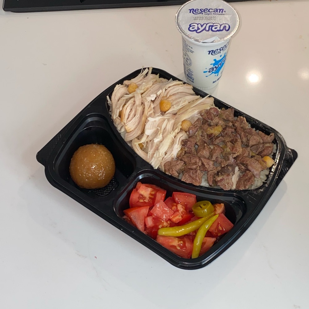 Menü karışık nohutlu pilav+Ayran +Tatlı ikram