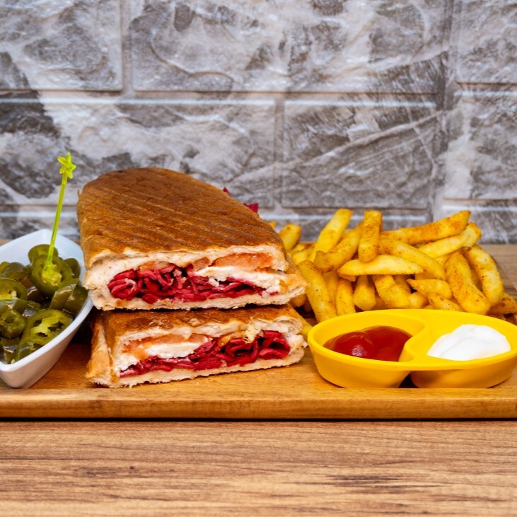 Beyaz Peynirli Sosisli Tost