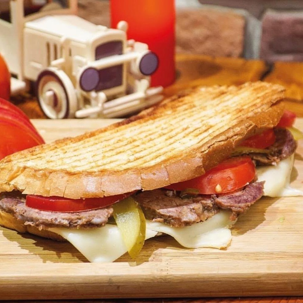 Kavurma Kaşarlı Tost Menü