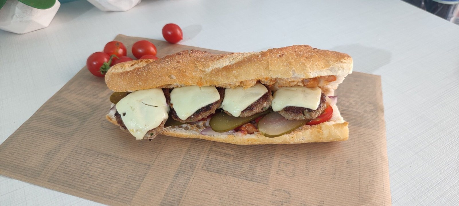Ekmek Arası Kaşarlı Köfte