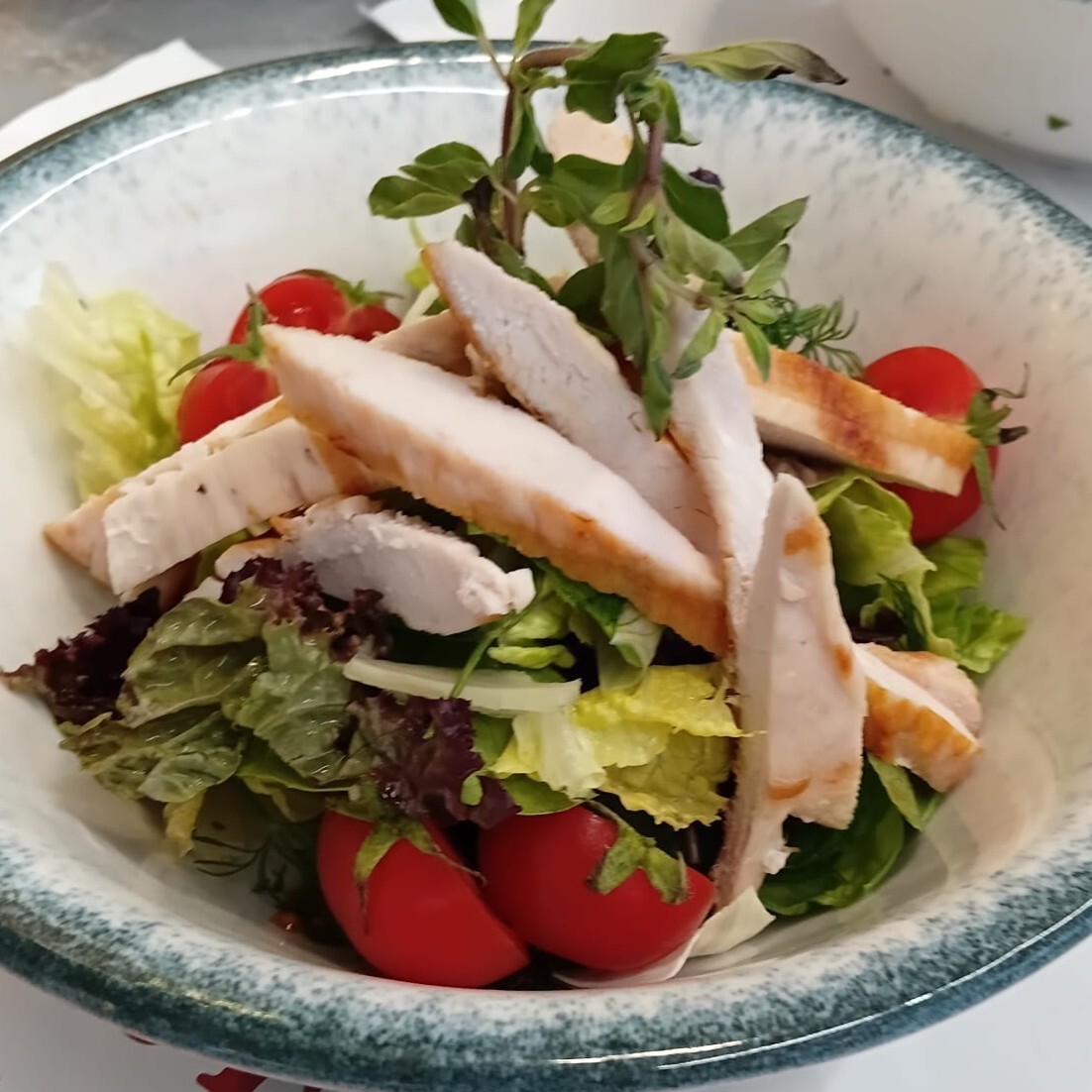 Özel sosu ile Tavuk Salata