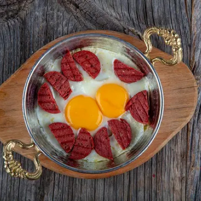 Sahanda Sucuklu Yumurta Tabağı