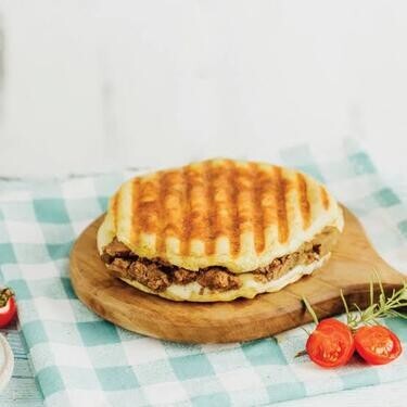 Bazlamalı kavurmalı kaşarlı tost