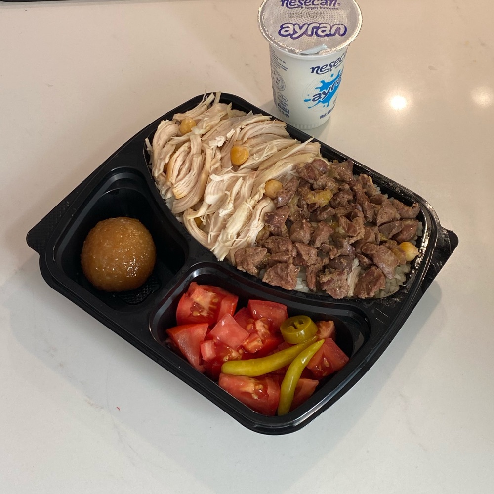 Menü Duble karışık ciğerli nohutlu tavuklu pilav + Tatlı ikram