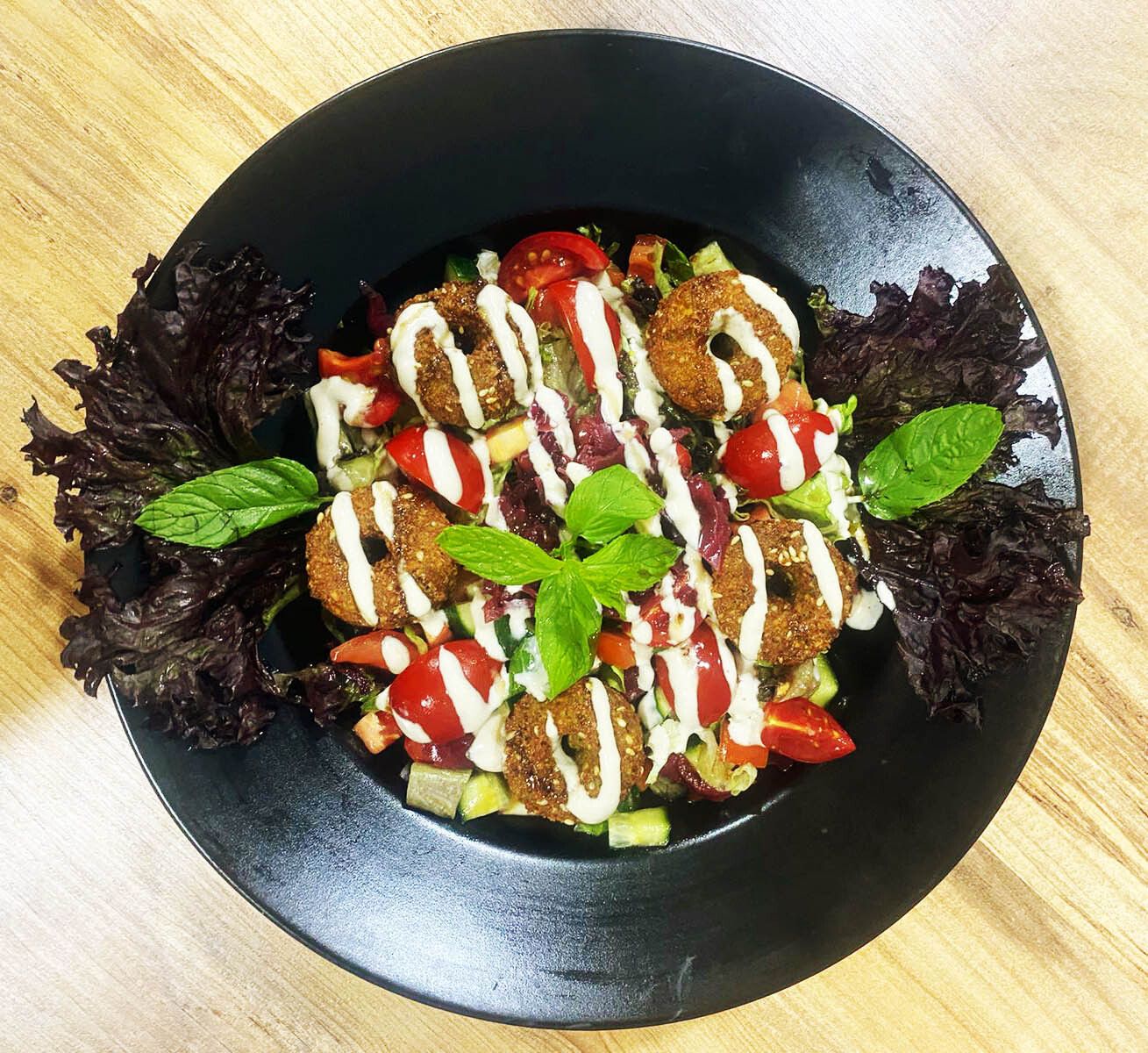 Falafelli Salatası