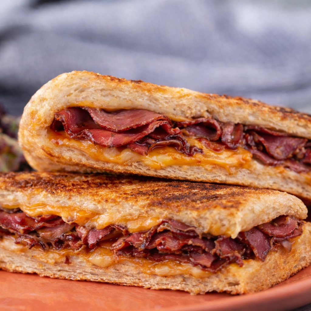 Yarım Ekmek Pastırmalı Tost