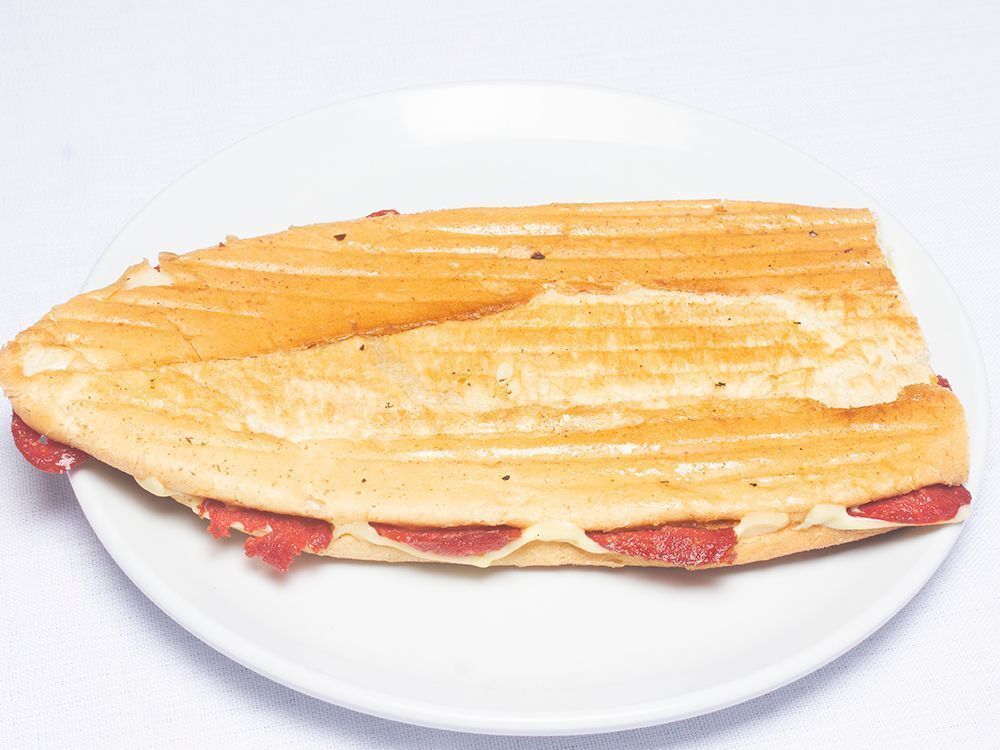 Üç Çeyrek Sucuk Kaşar Tost