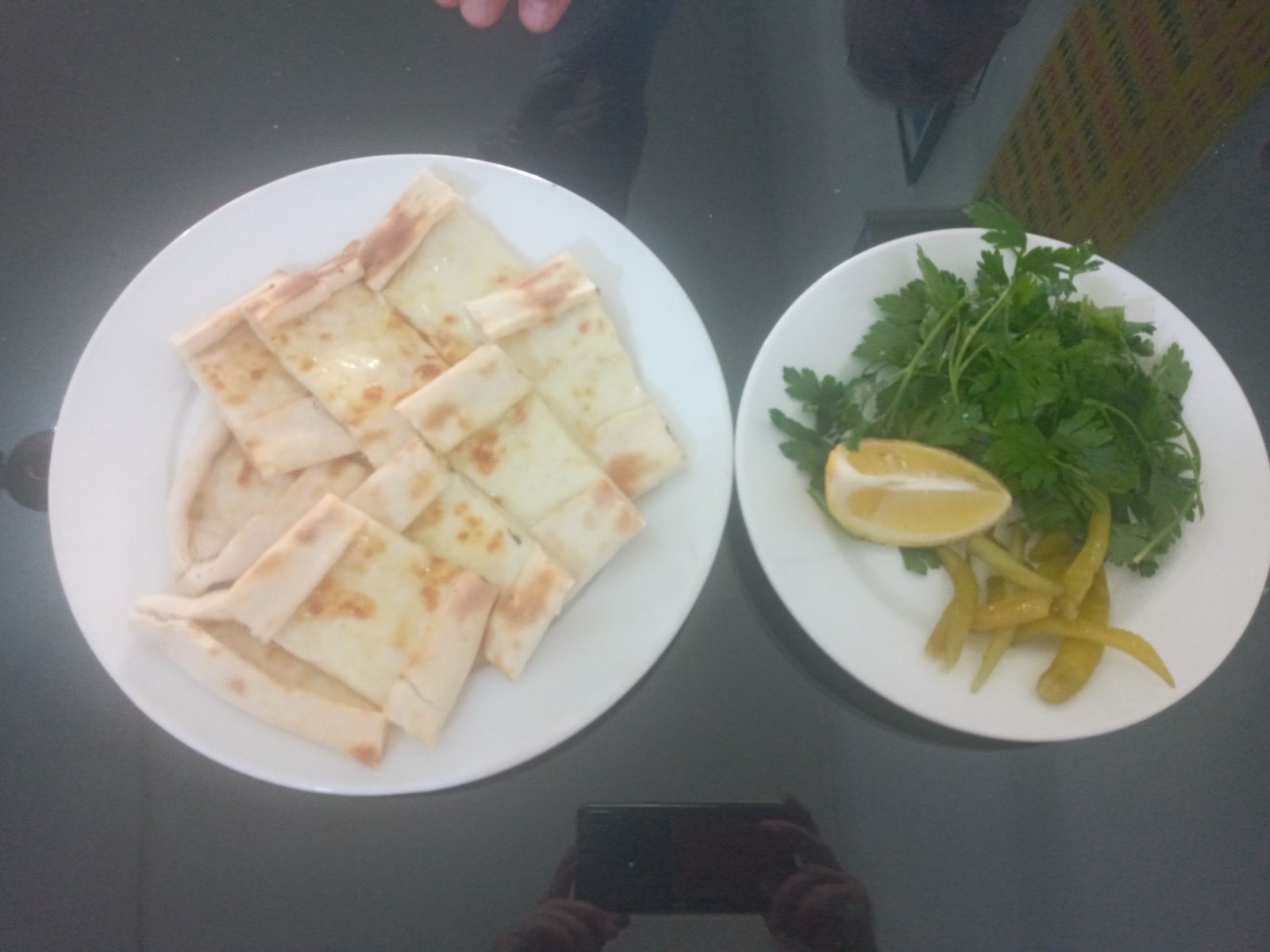 Kaşarlı Pide MAYDANOZ LIMON VE TURSU ILE BIRLIKTE