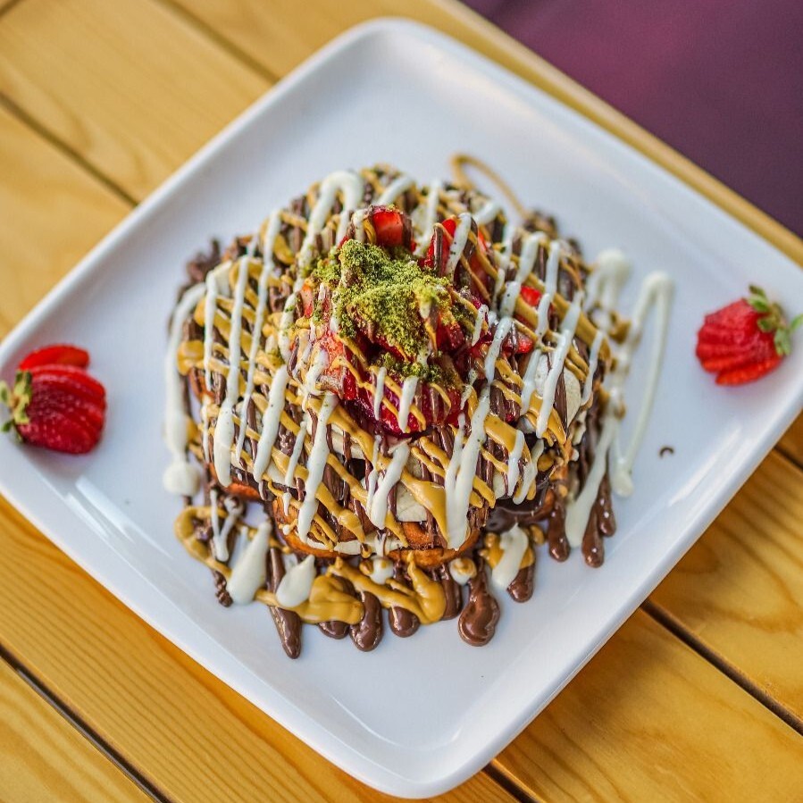 Sütlü Çikolatalı Meyveli Waffle + 330 ml Coca-cola