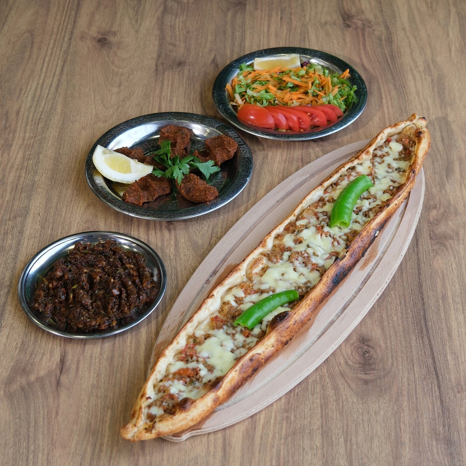 Kıymalı Kaşarlı Pide