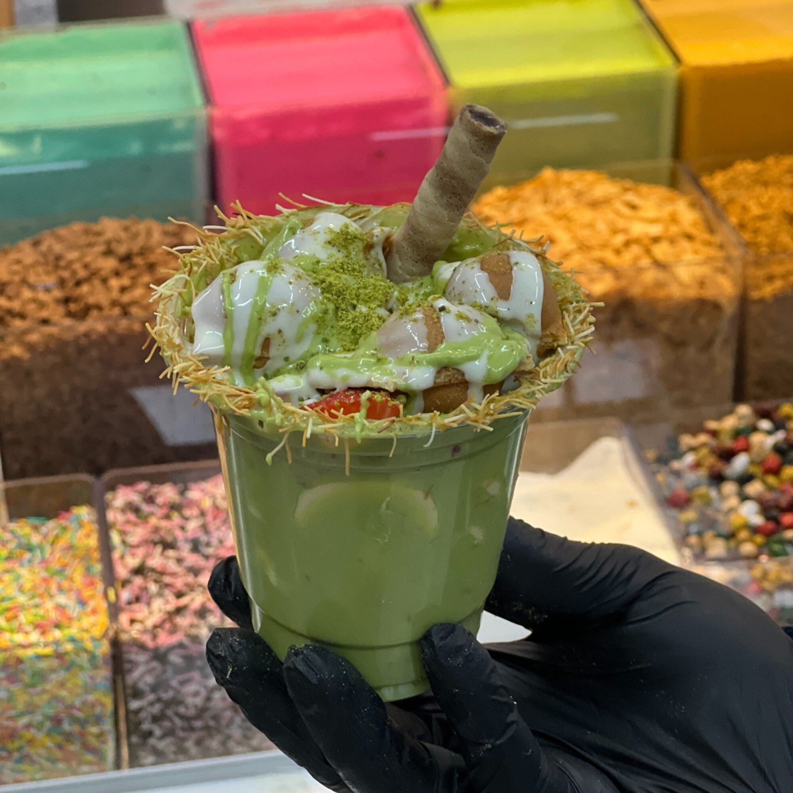 Dubai Çikolatalı Cup Waffle+Coca Cola Menü