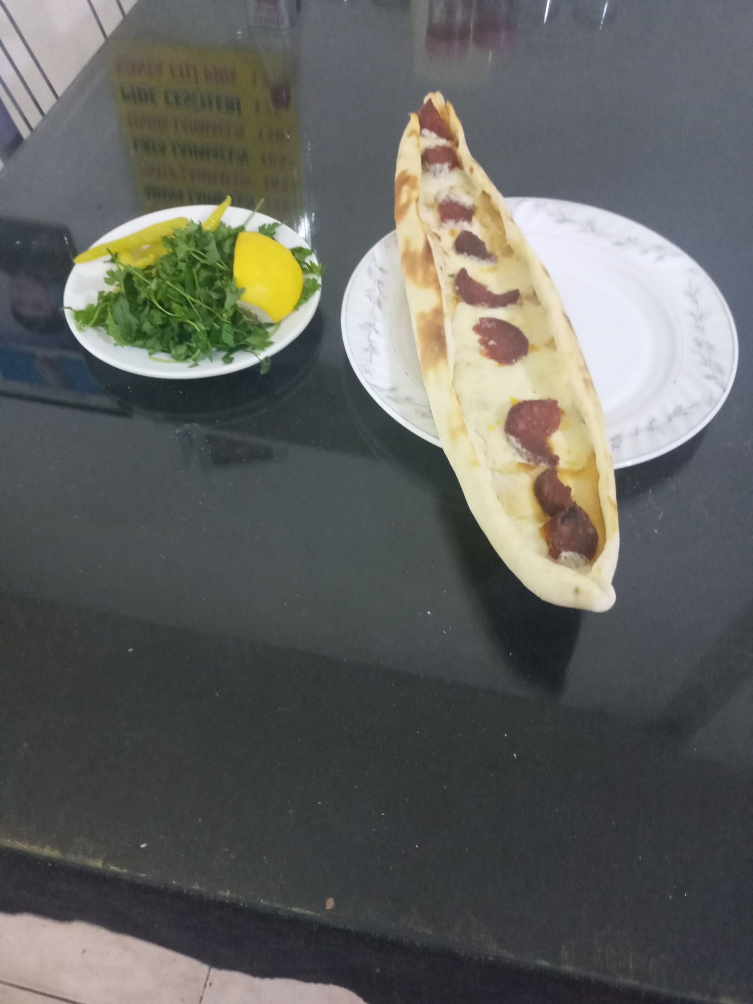 Sucuk Kaşar Yumurtalı Pide MAYDANOZ LIMON VE TURSU ILE BIRLIKTE