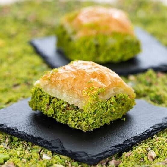 Fıstıklı Kuru Özel Kare Baklava (750 Gr)