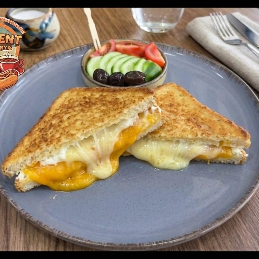 Üç Peynirli Tost