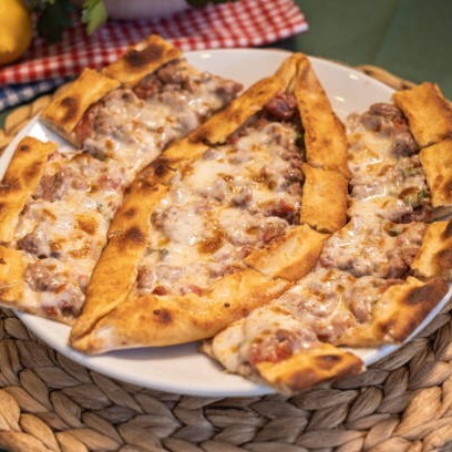 Kıymalı Kaşarlı Pide