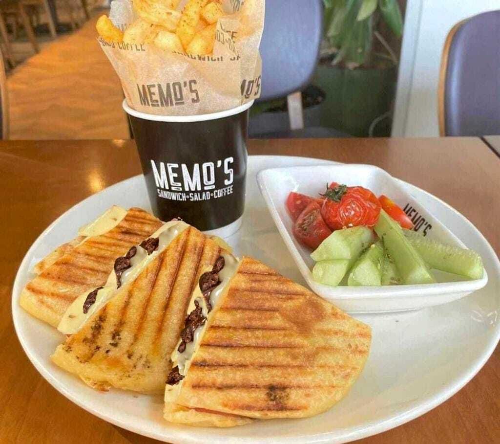 Kavurmalı Kaşarlı Bazlama Tost