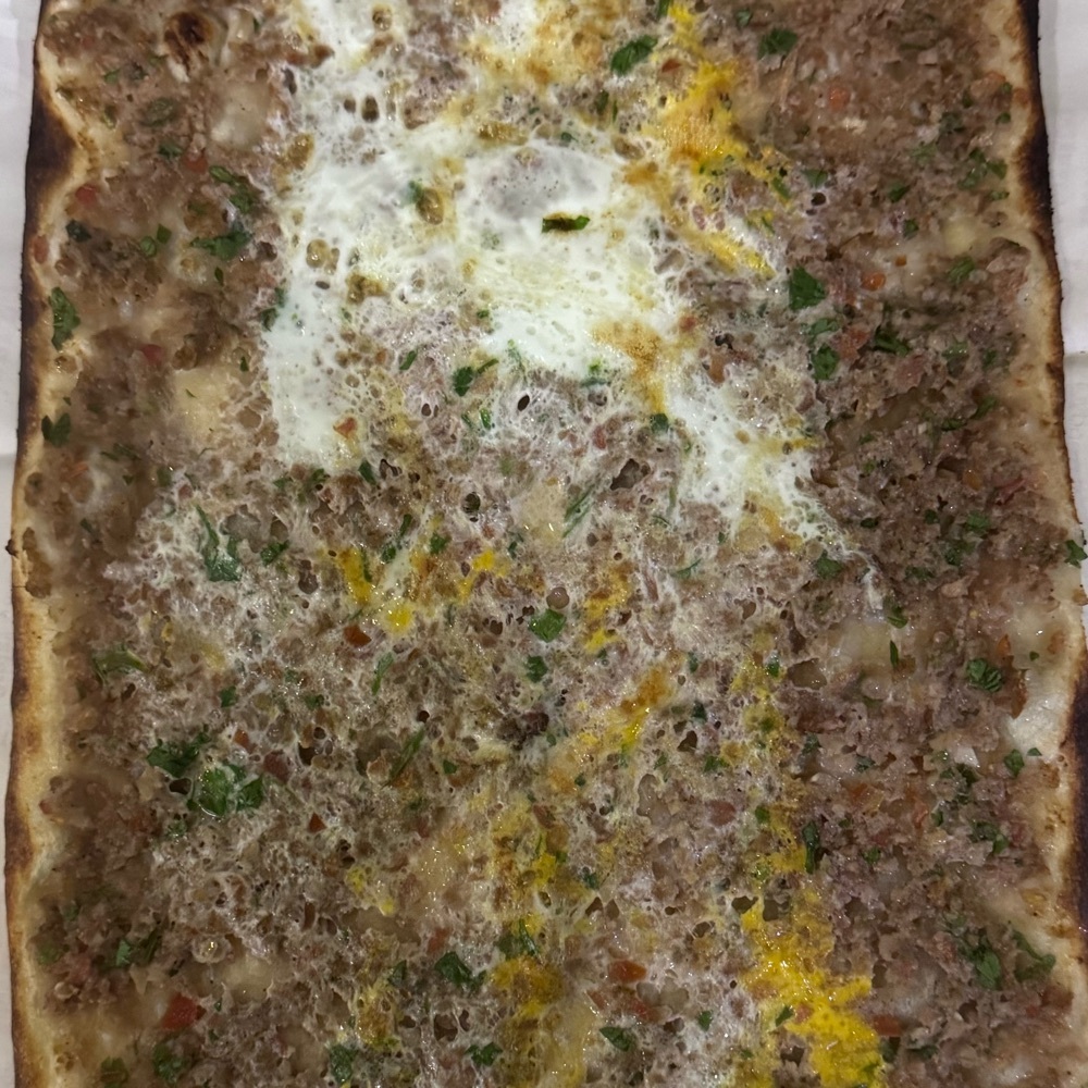 Kıymalı Yumurtalı Pide + Ayran. Salata