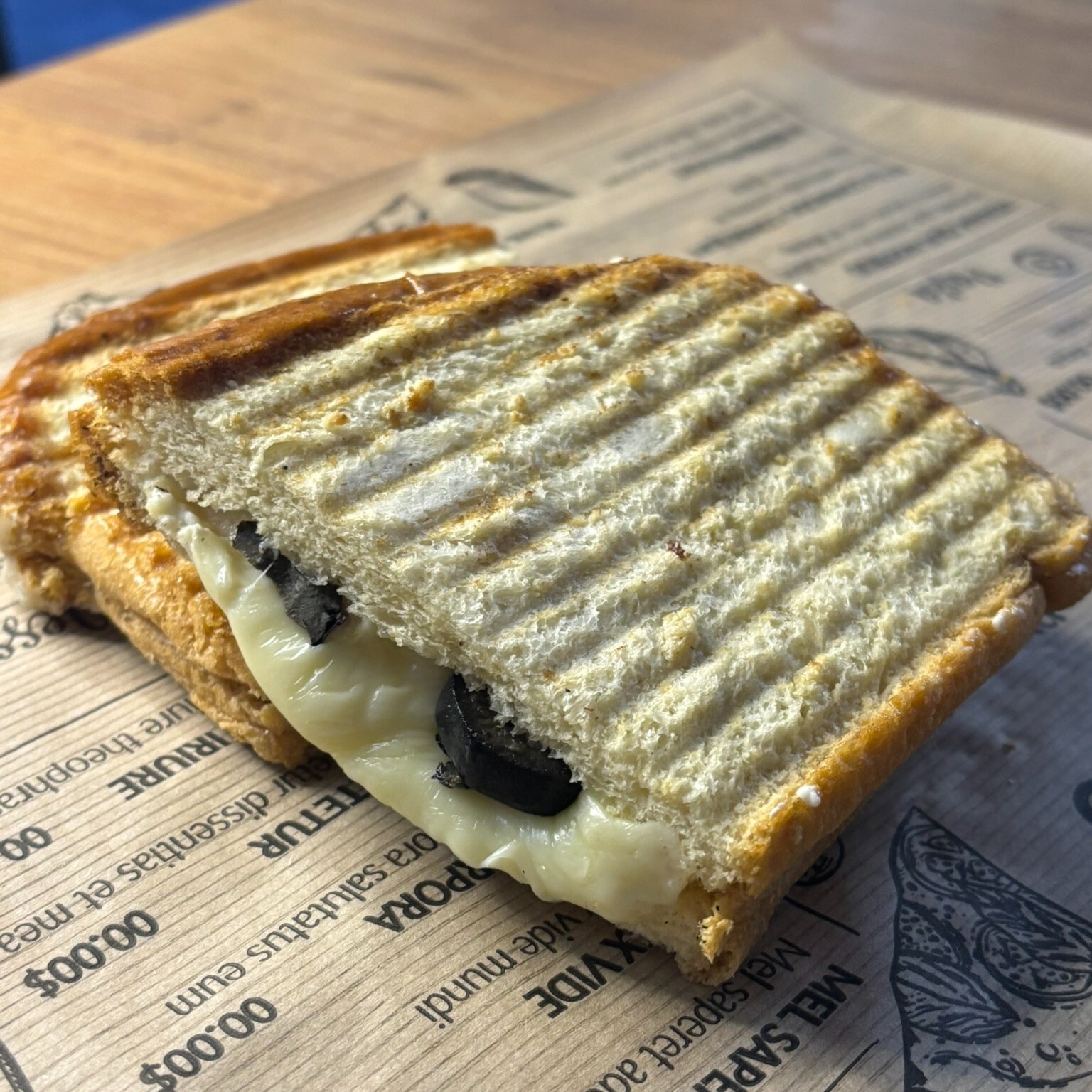 Zeytin-Kaşar-Beyaz Peynir Tost