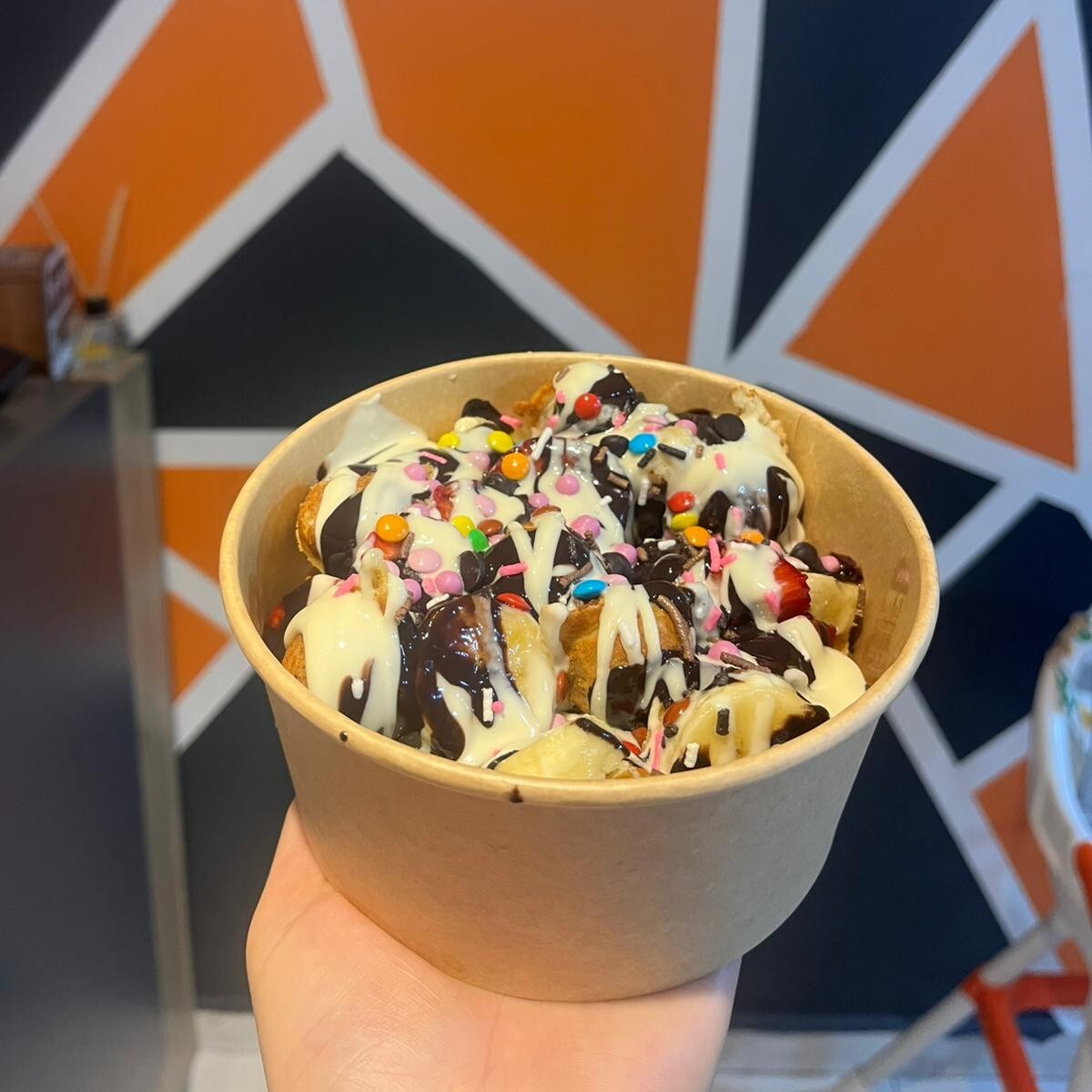 Siyah Beyaz kovada bubble waffle
